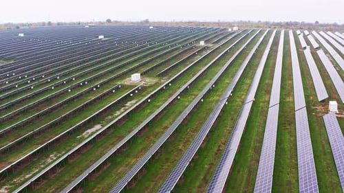 Fliegen Sie über ein erneuerbares Solarkraftwerk mit Sonne in der Ukraine