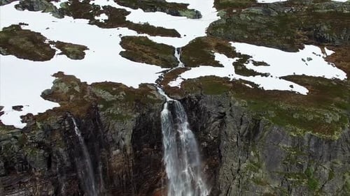 Atemberaubender Flug über hohen Wasserfall in Norwegen, Luftaufnahmen