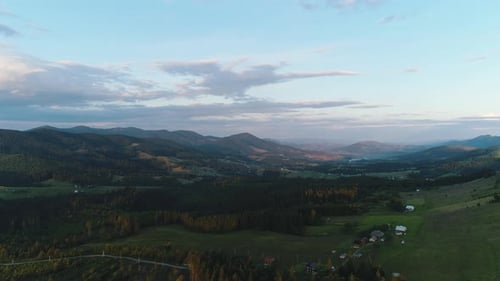 Siedlung im Tal der Berge: Luftaufnahme