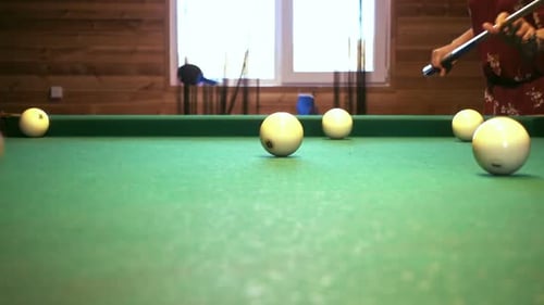 Junge Frau spielt Billard