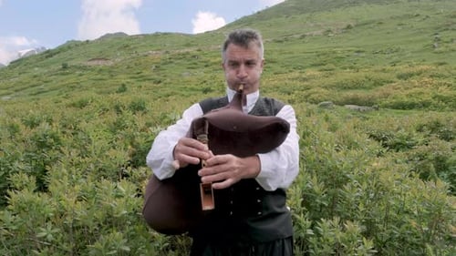 Mann spielt türkisches Tulum