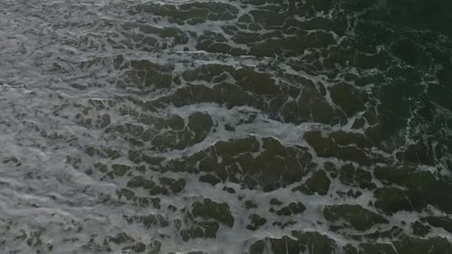 Vista aérea desde un dron de las olas del océano de una playa tropical que llegan a la costa