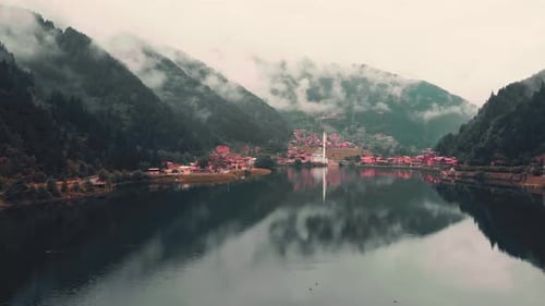 Panorama aérien du lac et du village d'Uzungol (Cinématographique)