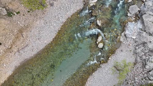 Vue aérienne de la rivière de montagne en haute montagne 4 K