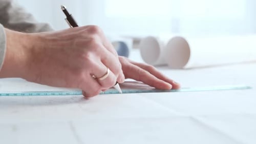 Gros plan des mains d'un architecte. Designer immobilier professionnel