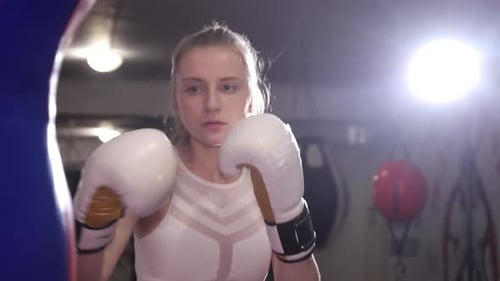 Eine Boxerin trainiert schlägt einen Trainingstag in der Boxhalle eine Frau schlägt schnell eine Serie