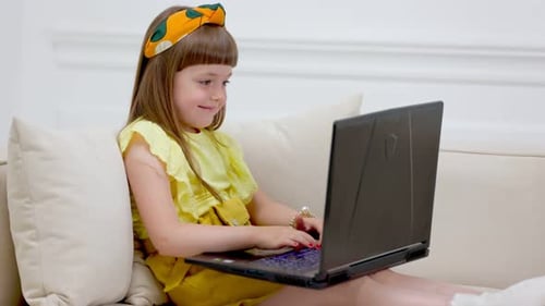 Rebecque schaut auf Laptop