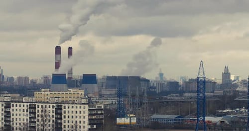 Rauchstapel eines depressiven städtischen Industriegebiets in Moskau