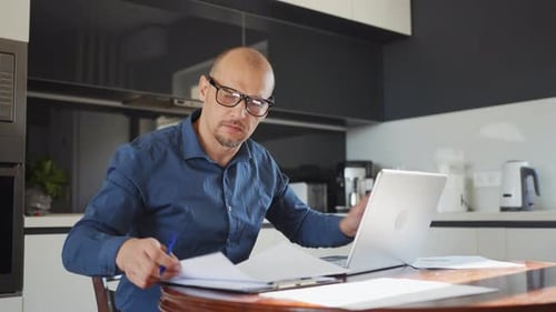 Employé externalisé travaillant sur un ordinateur portable à domicile