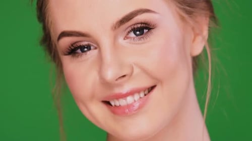 Retrato de primer plano de mujer feliz con Mua desnuda aislada en verde