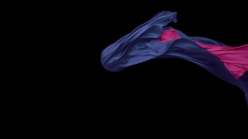 Blauer und rosa Stoff fließt auf schwarzem Hintergrund, Zeitlupe