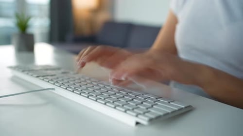 Beschleunigtes Video von weiblichen Händen beim Tippen auf einer Computertastatur