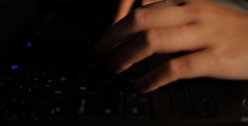 Weibliche Hände beim Tippen auf dem Laptop (unauffällig)