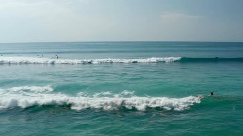 Fast Ocean Waves Breaking on the Sea