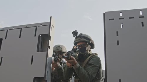 Ralentissement des soldats s'entraînant au combat rapproché