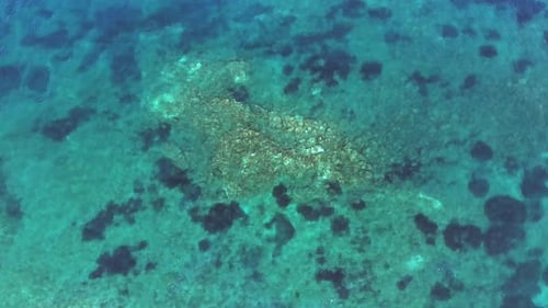 Kleine Inselinsel, die durch die Anhäufung von Gesteinsablagerungen auf einem Riff im Meer entstanden ist
