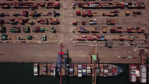 Industrieller Laderaum mit Containerschiff im Dock am Hafen, Luftaufnahme