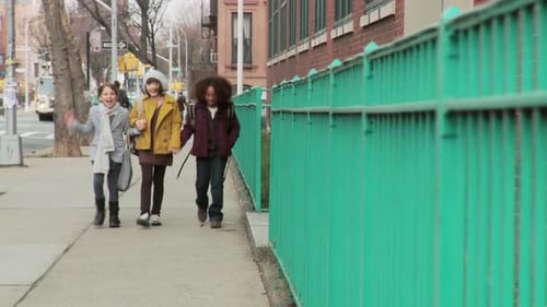 Tres chicas caminando juntas