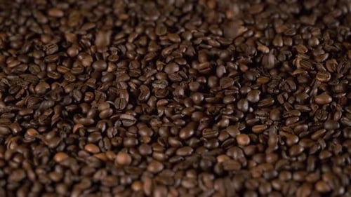 Aroma Geröstete Kaffeebohnen, die auf einen Haufen fallen