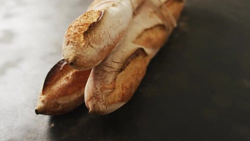 Video von Baguettes, die mit Spitze auf einer schwarzen Oberfläche gebunden sind