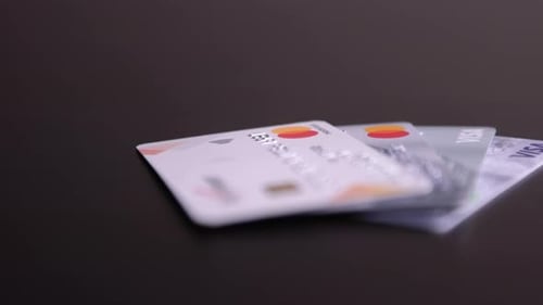 Il y a peu de cartes de crédit sur la table. Concept de paiement sans numéraire