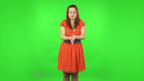 Jolie fille gelée et essayant de se réchauffer