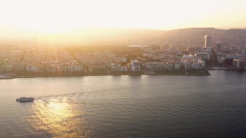 Wunderschöner Sonnenuntergang an der Ägäisküste der türkischen Stadt