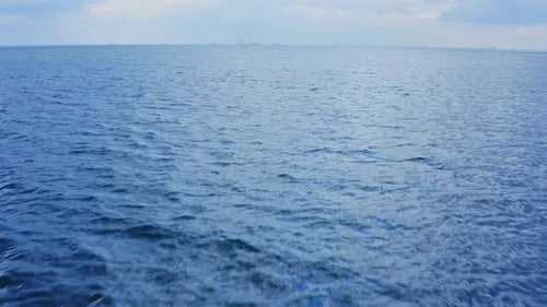 Ruhiges Meer, Wasser und Frachtschiffe