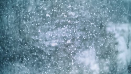 Zeitlupe von echtem Schnee, der im Winter fällt, es schneit Natur Hintergrund