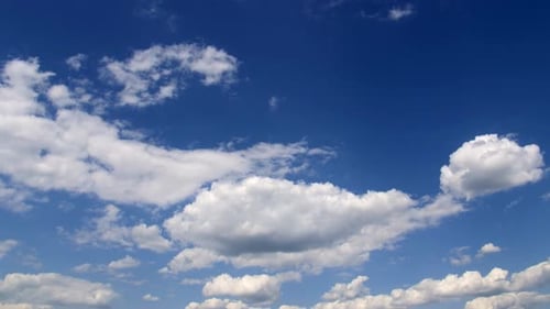 Cumuluswolken gegen den blauen Himmel.