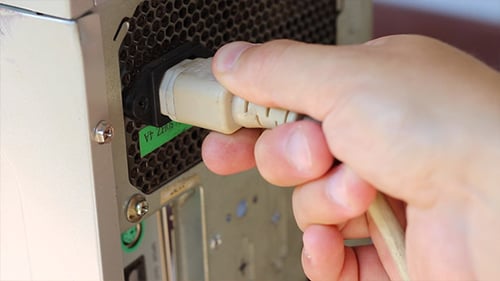 Montieren des Netzteils am PC
