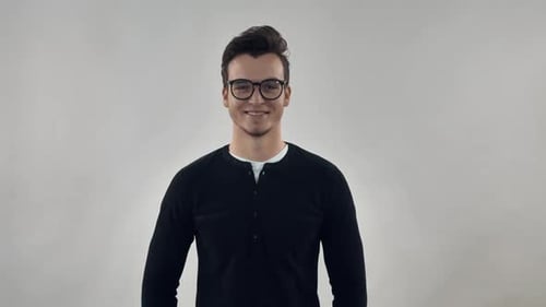 Hübscher Kerl mit trendigem Haarschnitt