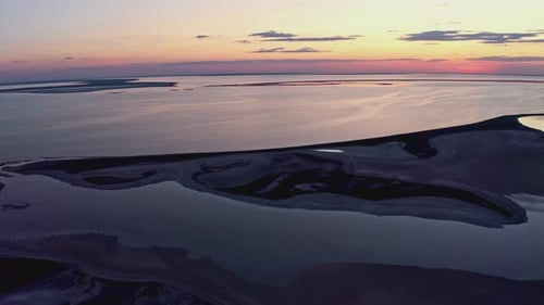 Islas inusuales en un lago brillante y una colorida puesta de sol