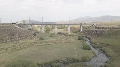 Vista aérea da ponte ferroviária vazia na região de Samtskhe-Javakheti, Geórgia.