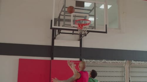 Rebond offensif gagnant de l'attaquant de basket-ball