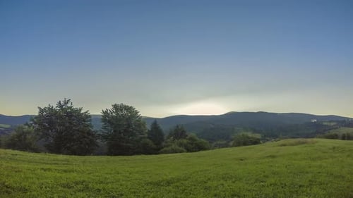 Die Sonne geht hinter den Hügeln auf