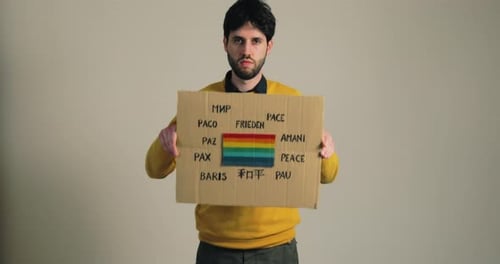 Niño ucraniano sosteniendo un cartel contra la guerra en su mano