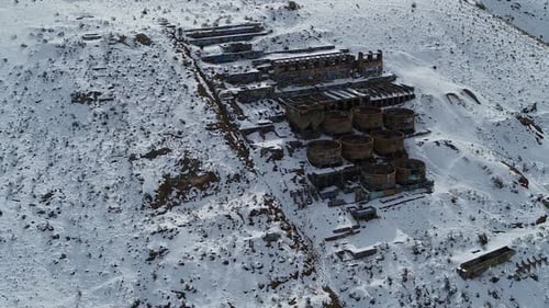 Un Drone tourne autour du vieux moulin rouillé de Tintic à Geneloa, Utah, révélant les réservoirs d'eau en décomposition, la lixiviation