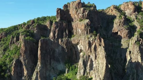 Collines rocheuses autour de Madjarovo en Bulgarie