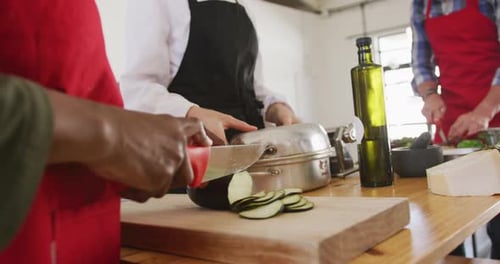 Köche kochen zusammen