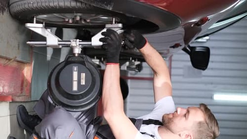 Vertikales Video: Der Automechaniker passt das Fahrzeugsteuerungssystem an