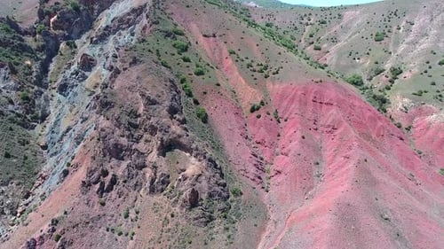 Bunte Mine Lode auf Bodenoberfläche in Bergen