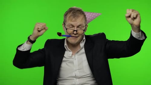 Jovem empresário bêbado e desgrenhado em boné festivo comemora e dança