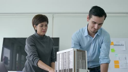 Personnes travaillant au bureau