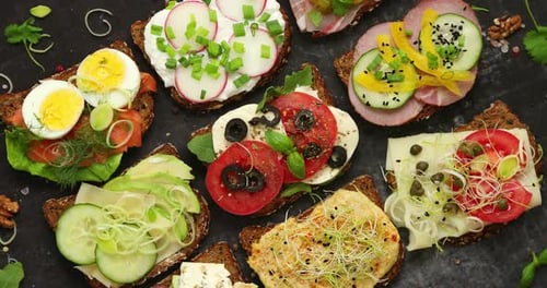 Sandwiches mit verschiedenen Arten von Toppings. In Reihen platziert. Gemüseküchen-Konzept