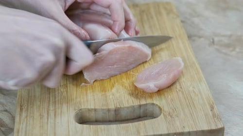 Hähnchenfilet schneiden.