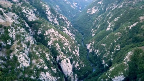 Drohne fliegt über eine Bergschlucht in der Nähe der Stadt Barrea Abruzzo, Italien