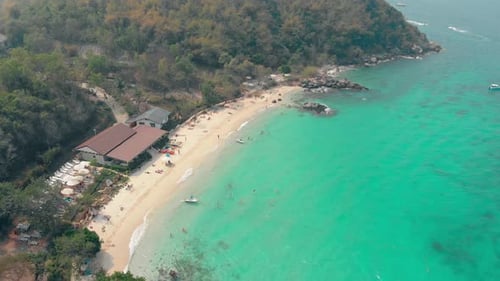 Playa paradisíaca para turistas con edificios cerca del océano turquesa