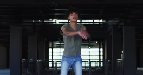 Afroamerikaner tanzt im leeren Parkhaus