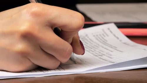 Sorgfältiger Sachbearbeiter füllt das Berichtsformular auf Papier mit einem Stift aus